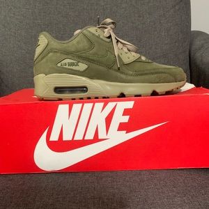Olive green air max 90 winter prm, size 6Y or 7.5 in Women’s